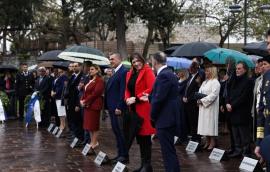 Η Ζωή Κωνσταντοπούλου αρνήθηκε να δώσει το χέρι της στον εκπρόσωπο της κυβέρνησης (video)