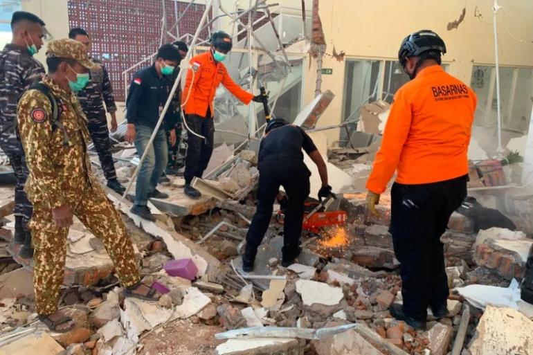 Φονικός σεισμός 7,7 Ρίχτερ στην Ινδονησία: Τουλάχιστον 5 οι νεκροί