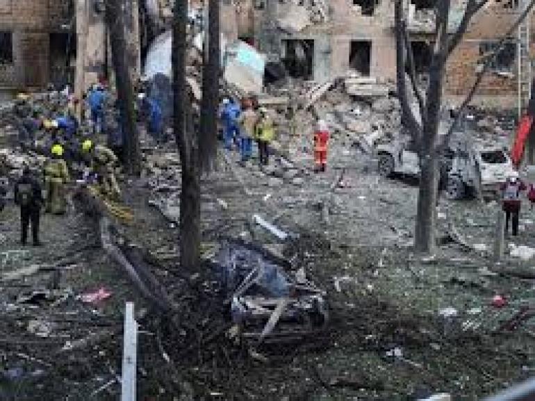 Νεκροί δύο Ουκρανοί δημοσιογράφοι από ρωσικό drone – Άγριο σφυροκόπημα στο Κίεβο
