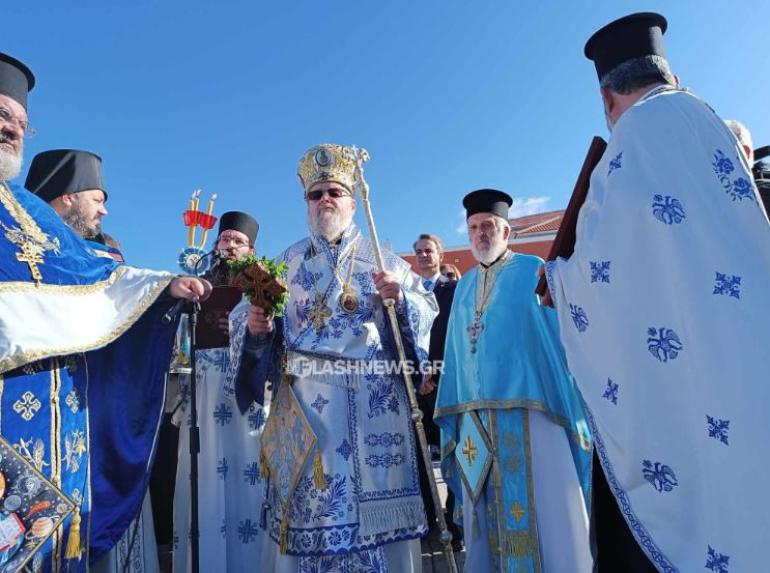 Θεοφάνεια στα Χανιά: Βούτηξαν να πιάσουν τον σταυρό παρουσία του πρωθυπουργού