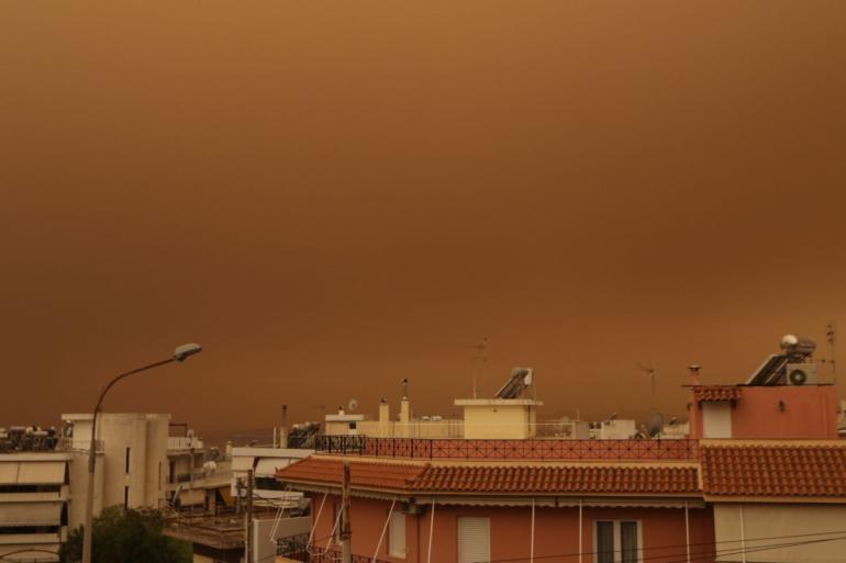 «Τσουνάμι» αφρικανικής σκόνης στη χώρα – Θα έρθει από το Μαρόκο και τη Λιβύη – Ποιες περιοχές θα «πνιγούν» αύριο