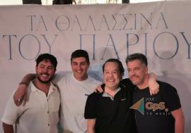 Ο Γιάννης Πάριος παρουσίασε τα νέα του τραγούδια με τους γιους του στο πλευρό του: «Τα νησιώτικα και τα θαλασσινά είναι μέσα στο DNA μου»
