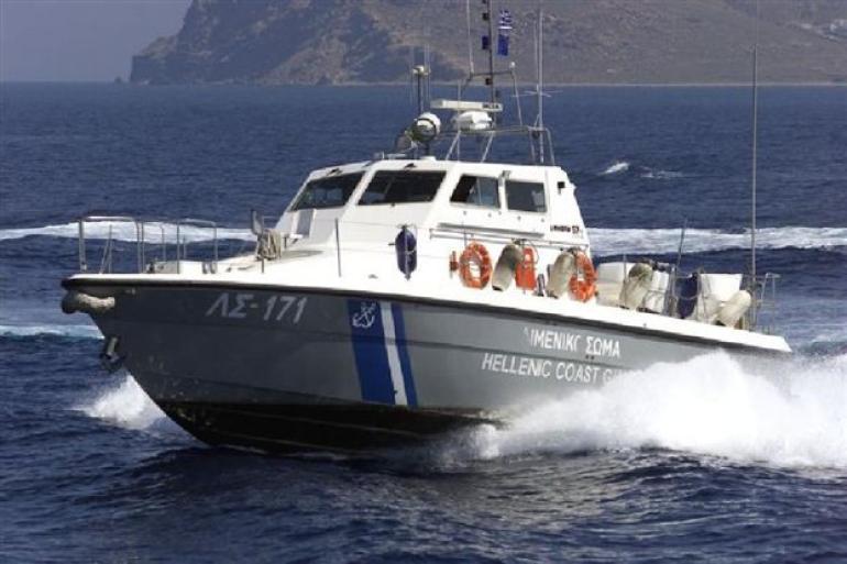 Διακινητές αποβίβασαν στο Πόρτο Ράφτη περίπου 60 μετανάστες – Συνελήφθησαν στην Κέα μετά από καταδίωξη του Λιμενικού