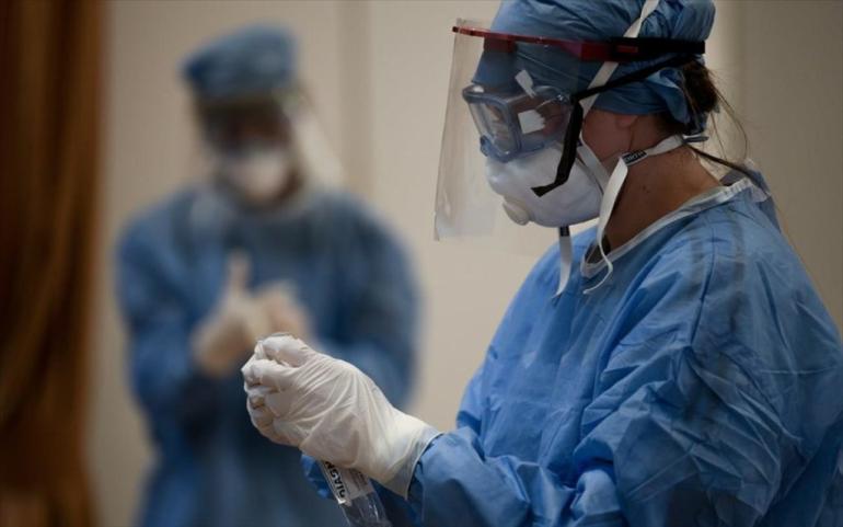 ΕΟΔΥ: 62 θάνατοι και 54 διασωληνωμένοι από κορωνοϊό την τελευταία εβδομάδα - Μεγάλη αύξηση στις εισαγωγές στα νοσοκομεία