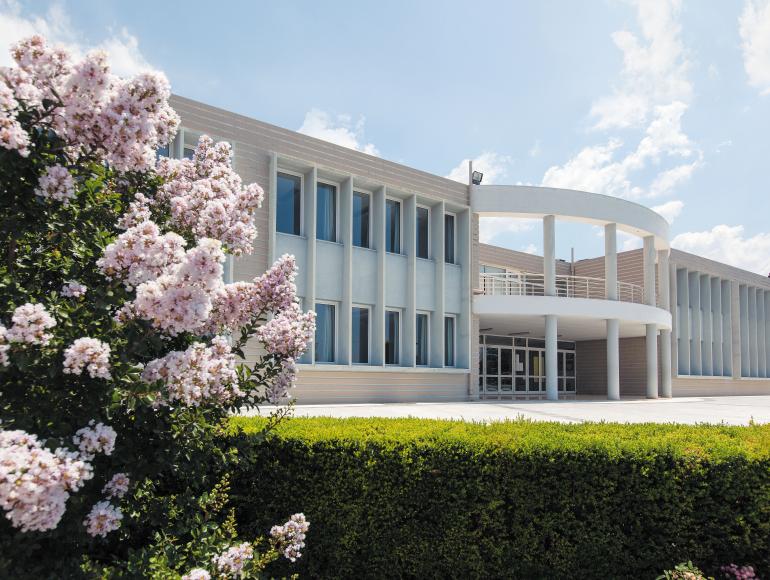 Στον εκπαιδευτικό όμιλο Dukes Education τα Εκπαιδευτήρια Μαντουλίδη