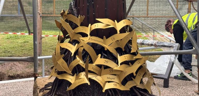 ΒΙΝΤΕΟ-Θεσσαλονίκη: 57 χρυσά πουλιά «ρίζωσαν» στο «Δέντρο της Μνήμης» για τα θύματα των Τεμπών