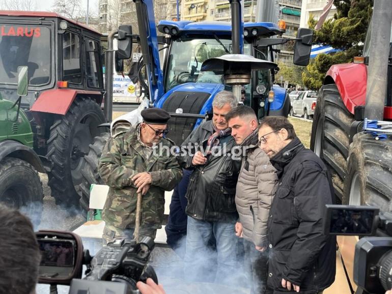 Αγρότες απέκλεισαν τη νότια πύλη της ΔΕΘ – Δεν τους ικανοποιούν τα μέτρα που ανακοίνωσε ο πρωθυπουργός