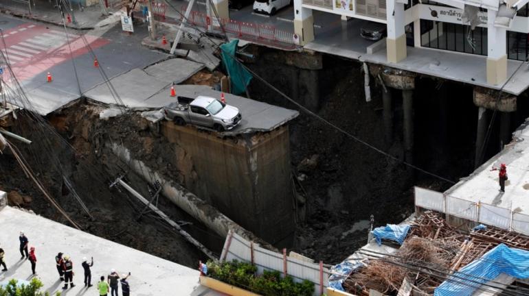 Ταϊλάνδη: Τεράστια τρύπα βάθους 50 μέτρων άνοιξε μπροστά από νοσοκομείο στην Μπανγκόκ (VIDEO)