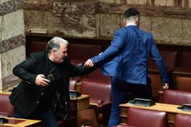 Σιμόπουλος: Περιγράφει τη σκηνή με τις γροθιές στη Βουλή – «Σε έξαλλη κατάσταση ο κ. Φλώρος»
