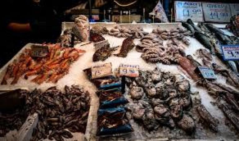 Καθαρά Δευτέρα: Στα 22 ευρώ τα καλαμαράκια, πάνω από 3,30 η λαγάνα