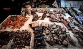 Καθαρά Δευτέρα: Στα 22 ευρώ τα καλαμαράκια, πάνω από 3,30 η λαγάνα