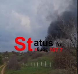 Θεσσαλονίκη: Παρανάλωμα του πυρός φορτηγό που μετέφερε ψυκτικό αέριο έξω από την Άσσηρο – Δείτε βίντεο