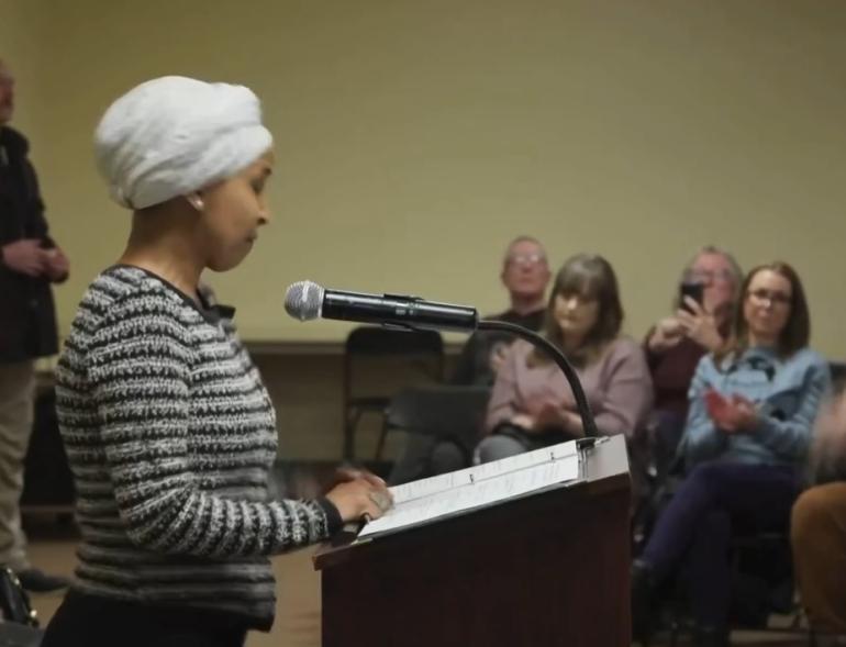 Μινεάπολη: Άνδρας «ψέκασε» με αγνωστο υγρό δημοκρατική βουλευτή την ώρα που επέκρινε την ICE