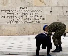 Υπάλληλος της Βουλής έγραψε συνθήματα στο Μνημείο του Αγνώστου Στρατιώτη