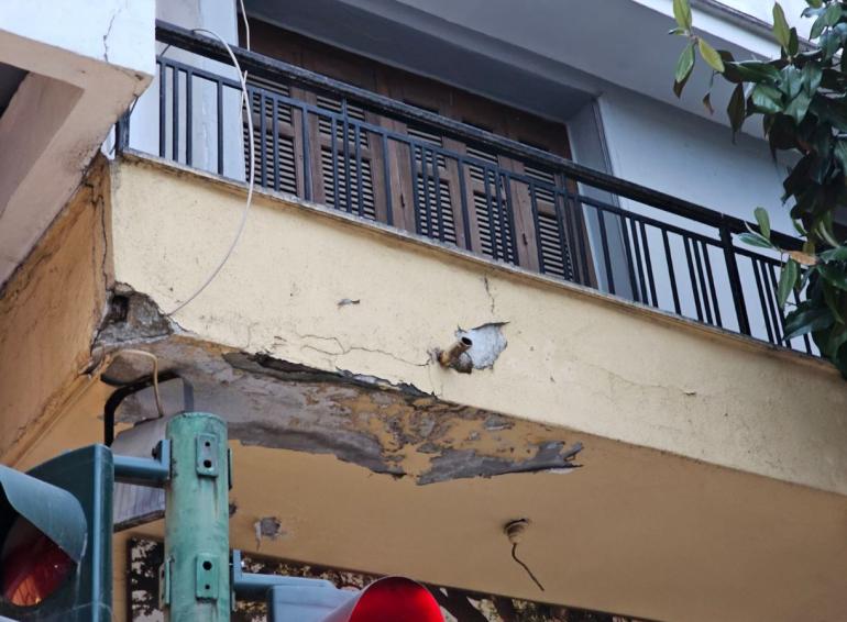 Τρόμος στο Ηράκλειο: Κατέρρευσε τμήμα πολυκατοικίας τα ξημερώματα