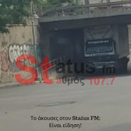 Φορτηγό σφήνωσε στην Αγίων Πάντων (ΦΩΤΟ)