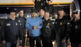 ΒΙΝΤΕΟ-Με ελικόπτερο και φορώντας καφέ φόρμα μεταφέρεται ο Μαδούρο στο δικαστήριο