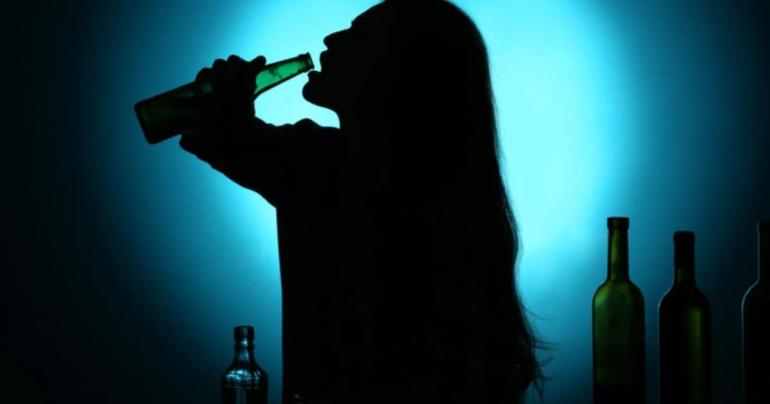 Καλαμαριά: Συνελήφθη 17χρονος που αγόρασε δύο μπουκάλια αλκοόλ με πλαστή ταυτότητα