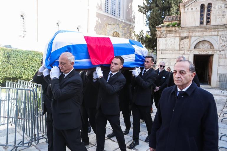 Κηδεία Ελένης Γλύκατζη – Αρβελέρ: Ολοκληρώθηκε η εξόδιος ακολουθία στη Μητρόπολη Αθηνών