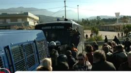 Επεισόδια στη Γέφυρα Ρίου - Αντιρρίου: Η ΕΛΑΣ μπλόκαρε τα τρακτέρ, πέρασαν με τα πόδια οι αγρότες, έπεσαν χημικά και κρότου λάμψης