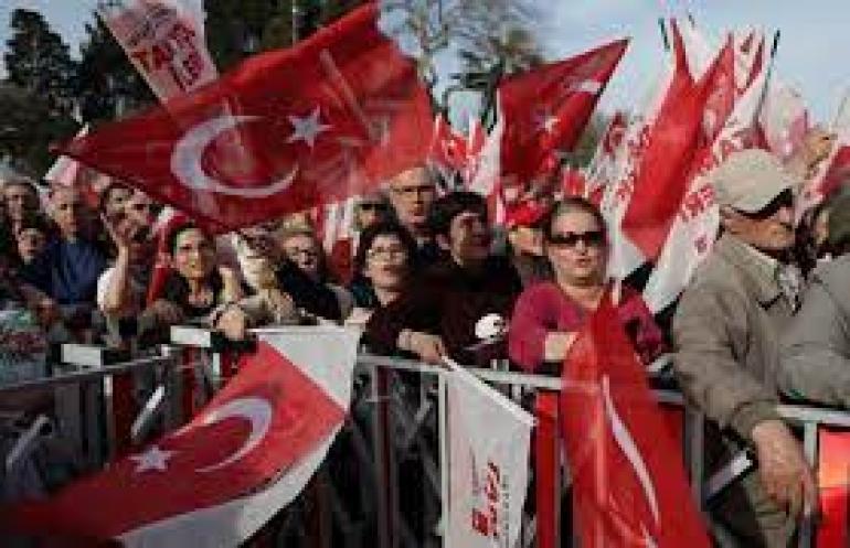 Άνοιξαν τα πρώτα εκλογικά τμήματα για τις δημοτικές εκλογές στην Τουρκία - Στην Κωνσταντινούπολη στραμμένα τα βλέμματα