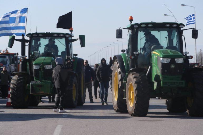 Παραμένουν στα μπλόκα οι αγρότες στη Βόρεια Ελλάδα - Αναβάλλεται λόγω καιρού η συναυλία στα Πράσινα Φανάρια
