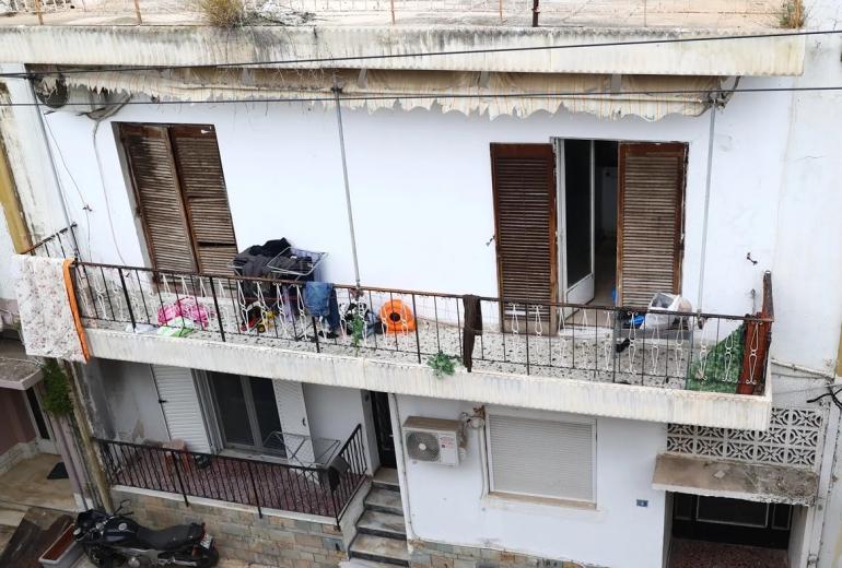 Άγιοι Ανάργυροι: Υποσιτισμένα τα 3 παιδιά που ζούσαν σε διαμέρισμα – τρώγλη γεμάτο σκουπίδια και βρωμιά