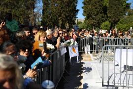 Θάνατος Μαζωνάκη: Σε κλίμα συγκίνησης το μνημόσυνο στην παλιά του γειτονιά – Πλήθος κόσμου στο πλευρό της οικογένειας