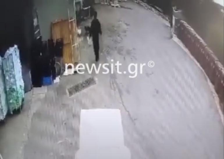 Βίντεο ντοκουμέντο από τη στιγμή που ο πατέρας πετά το βρέφος στα σκουπίδια στη Βραυρώνα