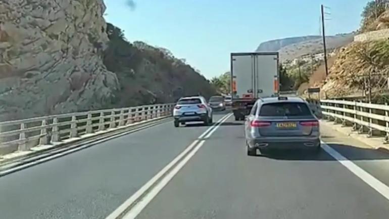 ΒΙΝΤΕΟ-Κρήτη: «Δολοφονική» προσπέραση από ασυνείδητο οδηγό στον ΒΟΑΚ – Την τελευταία στιγμή αποφεύχθηκε η σύγκρουση