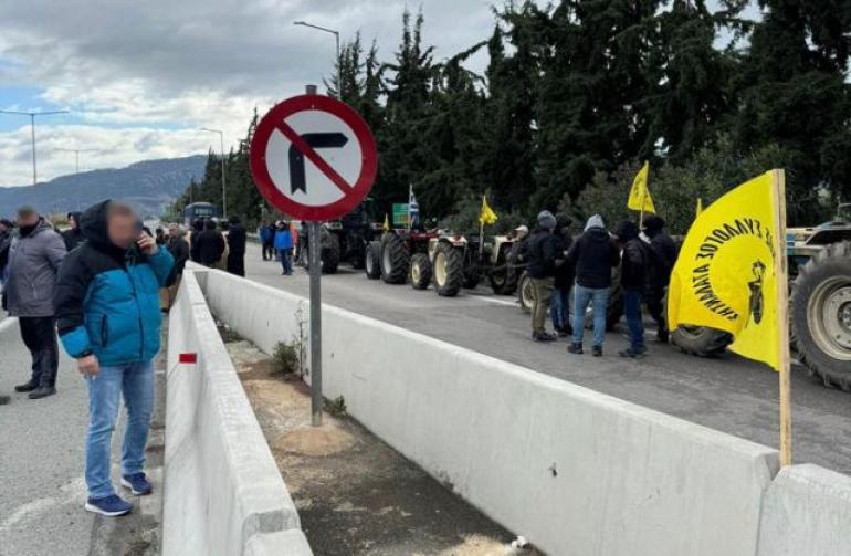 Οι αγρότες έκλεισαν την Εθνική Οδό Αθηνών – Λαμίας στο ύψος της Αταλάντης