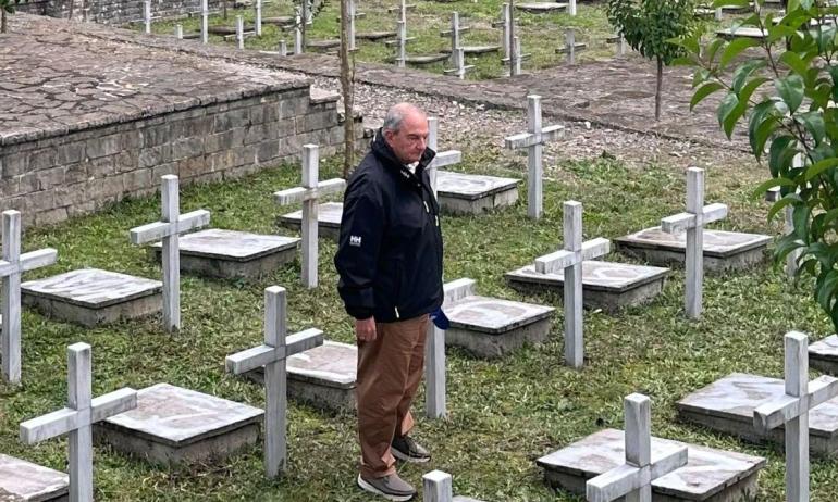 Στη Βόρεια Ήπειρο ο Κώστας Καραμανλής: Απέτισε φόρο τιμής στα μνημεία πεσόντων Ελλήνων στρατιωτών