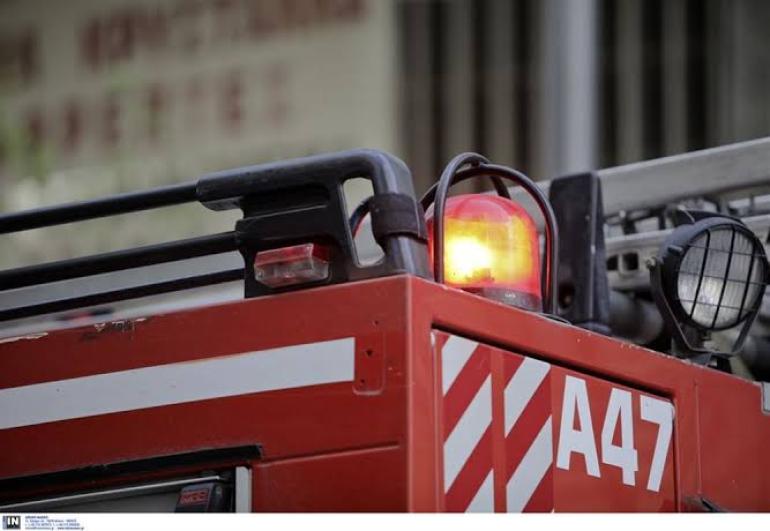 Φωτιά σε ελαστικά και απορρίμματα στη δυτική Θεσσαλονίκη – Πυκνοί μαύροι καπνοί