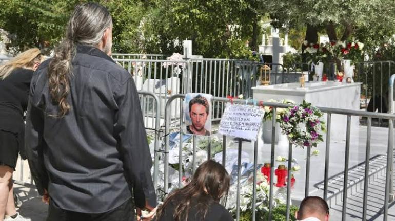Βουνό από λουλούδια και μηνύματα στο μνήμα του Μαζωνάκη, ησυχία για να θρηνήσει ζήτησε η αδελφή του