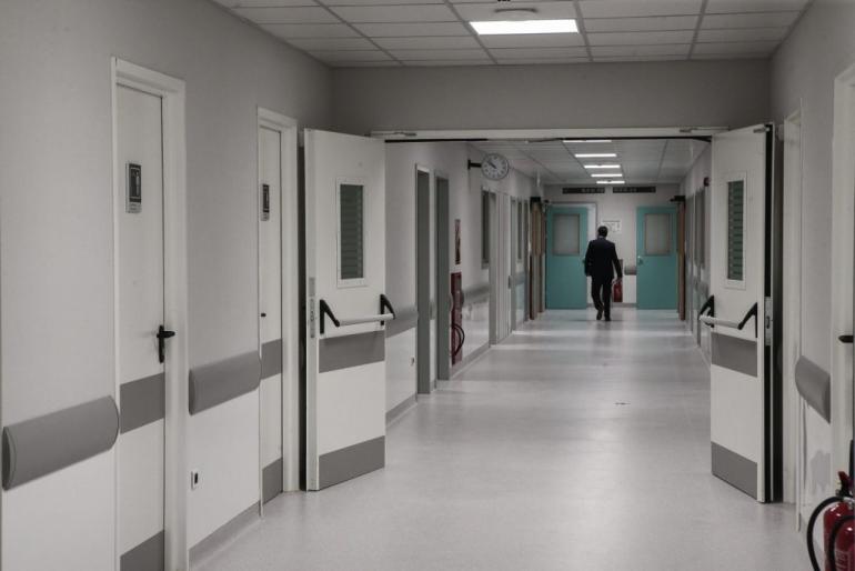 Σοκαριστικό βίντεο: Τρίχρονη μαζί με την μητέρα της πηγαίνουν στο νοσοκομείο με μαχαίρι καρφωμένο στο κεφάλι (VIDEO)