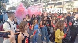 ΒΙΝΤΕΟ-Θεσσαλονίκη: Με τα χέρια βαμμένα κόκκινα μαθητές και φοιτητές φώναξαν «Λευτεριά στην Παλαιστίνη»