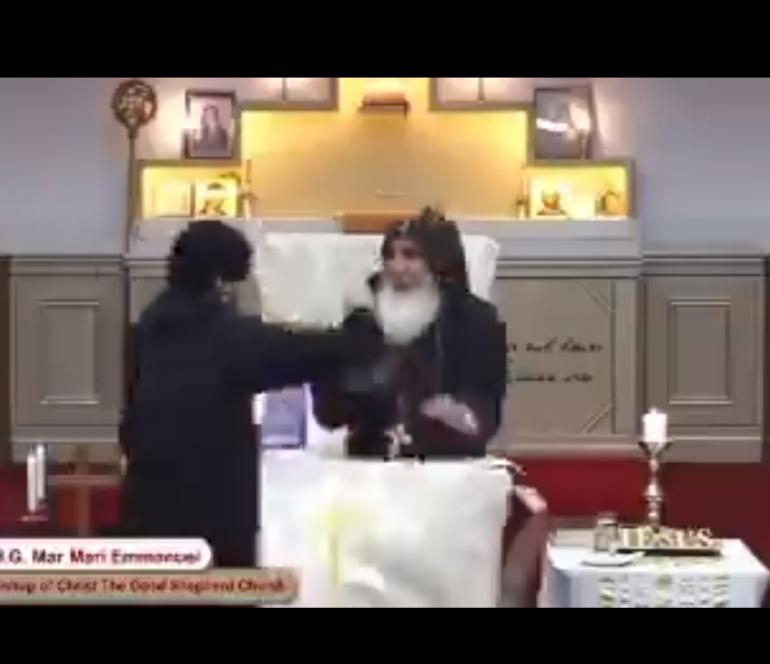 Άγνωστος μαχαίρωσε ιερέα την ώρα που κήρυττε σε εκκλησία (VIDEO)