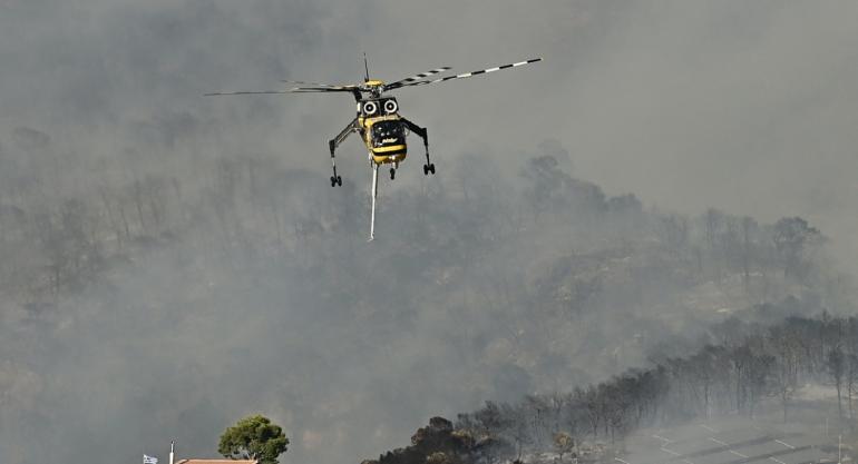 Φωτιά σε δασική έκταση στο Χρυσόκαστρο Καβάλας, επιχειρεί ένα ελικόπτερο