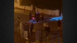 Αδιανόητο περιστατικό στον Πόρο: Παρέα νεαρών πετάει βαρελότα σε 85χρονη - «Δεν είναι η πρώτη φορά», καταγγέλλει ο γιος της