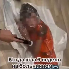 Βίντεο – σοκ: Μάνα blogger έβαλε τον γιο της σε αεροστεγή σακούλα και ρούφηξε από μέσα τον αέρα