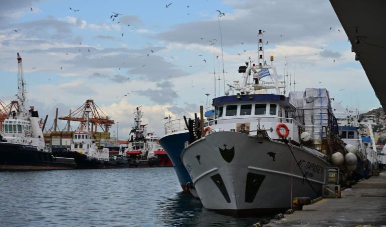 Αποκλεισμοί σε Πειραιά και Θεσσαλονίκη από τους αλιείς – Ζητούν συνάντηση με τον Β. Κικίλια