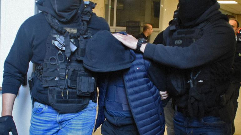 Προθεσμία για να απολογηθεί πήρε ο 18χρονος για τον σοβαρό τραυματισμό του αστυνομικού από ναυτική φωτοβολίδα