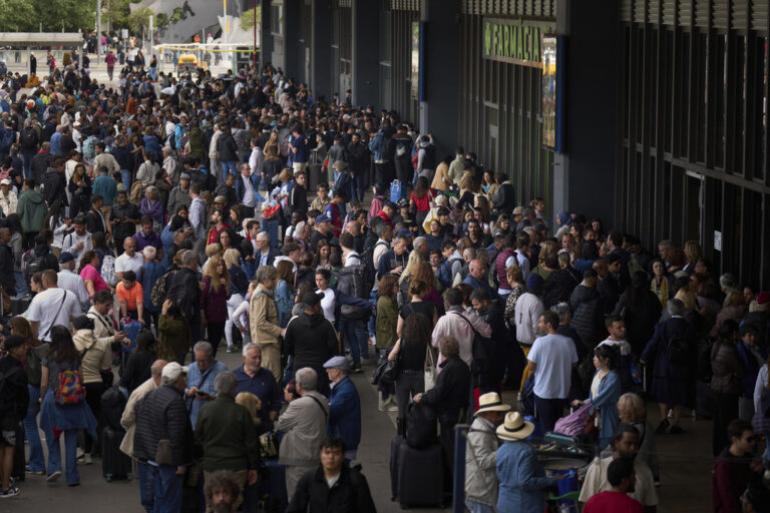 Μυστήριο με το πρωτοφανές μπλακ άουτ στην Ιβηρική – Επανέρχεται η ηλεκτροδότηση, ποια σενάρια εξετάζονται