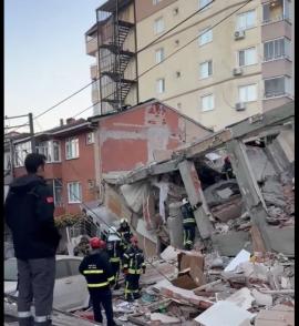 Τουρκία: Κατέρρευσε εξαώροφο κτίριο στην περιοχή Γκέμπζε του Κοτζαελί – Φόβοι για παγιδευμένους