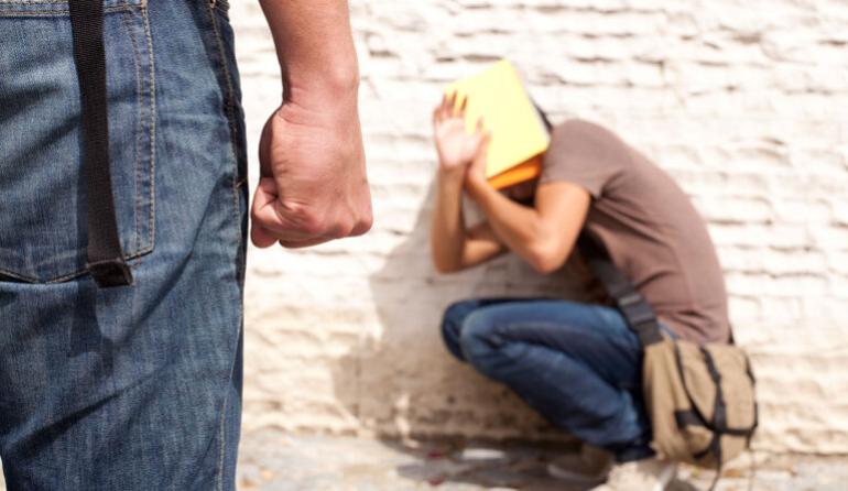 Ανησυχία για την έξαρση της βίας ανηλίκων – Έρχεται panic button για παιδιά
