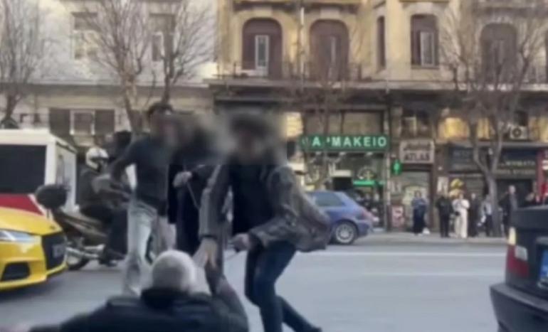 Θεσσαλονίκη: Οδηγός του ΟΑΣΘ σταμάτησε το λεωφορείο και συνεπλάκη με άλλον οδηγό που είχε μπλοκάρει την κίνηση (VIDEO)