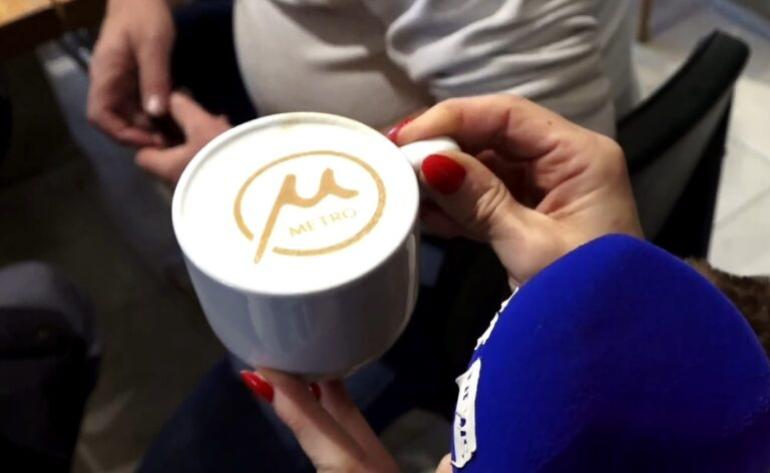 ΒΙΝΤΕΟ-Καφετέρια στη Θεσσαλονίκη σερβίρει καφέ με το λογότυπο του μετρό