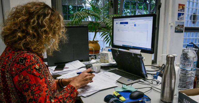 Αυξήσεις στο Δημόσιο ένας ή και δύο μισθοί τον χρόνο για όλους
