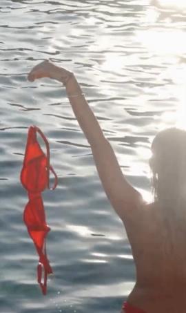 H Κλέλια Ανδριολάτου έκανε βουτιά στη θάλασσα με αποκαλυπτικό μαγιό