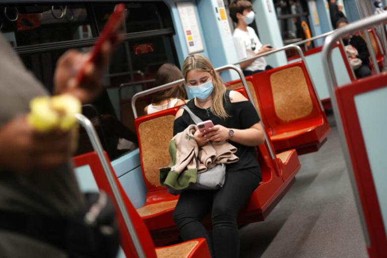 Στο προσκήνιο και πάλι η μάσκα: Μέτρα αυτοπροστασίας απέναντι στην αύξηση κρουσμάτων κορωνοϊού
